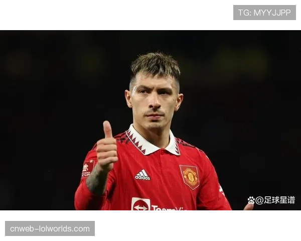 伤退！曼联中卫利桑德罗·马丁内斯无对抗下倒地，被担架抬出